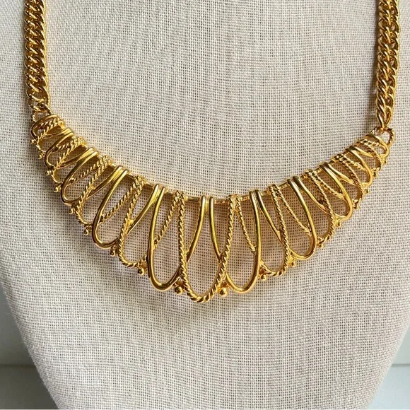 Avon vintage goldtone statement necklace with open loops on curved bar pendant - Picture 2 of 9
